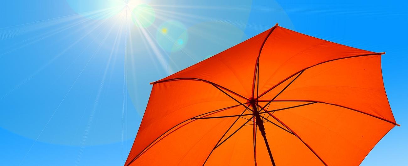 Auch ein Sonnenschirm kann gegen extreme Hitze helfen, Bild von Gerd Altmann auf Pixabay.com