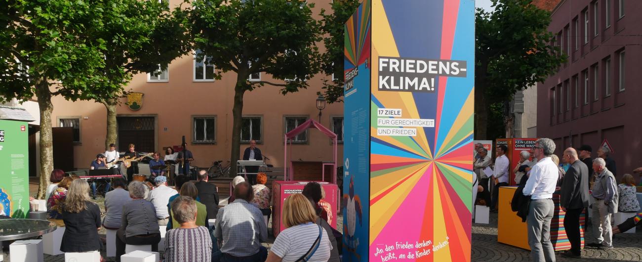 Ausstellung Friedensklima auf dem Augsburger Moritzplatz