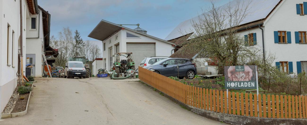 Die Einfahrt zum Strausser Hof in Gessertshausen.