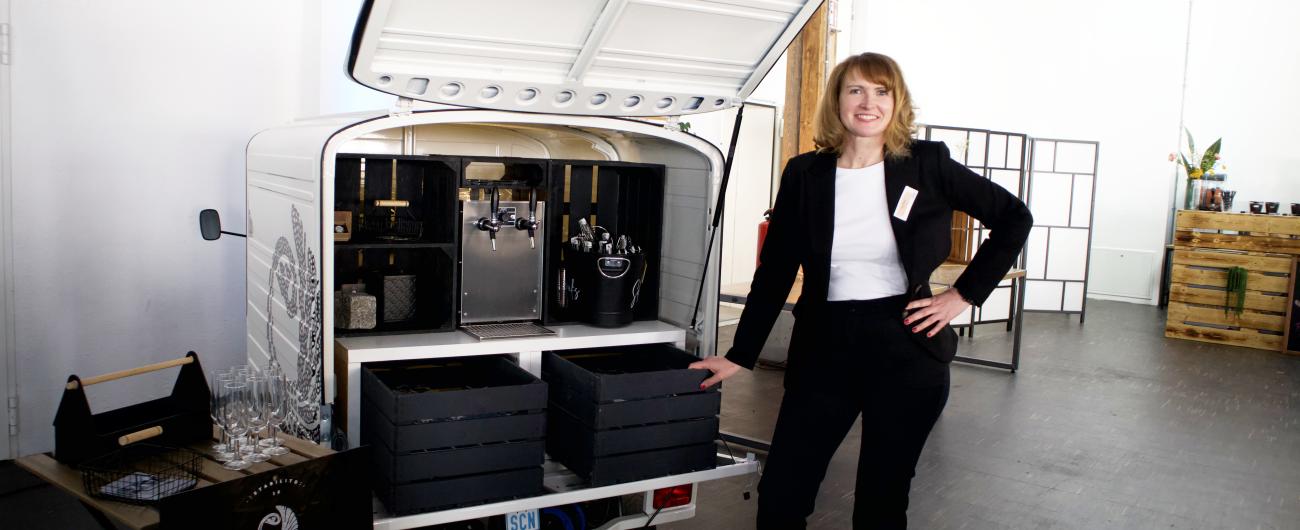 Anja Riehl präsentiert ihre mobile Prosecco-Bar auf dem Wedding-Meet-up 2024, Bild Katrin Jacob Lifeguide