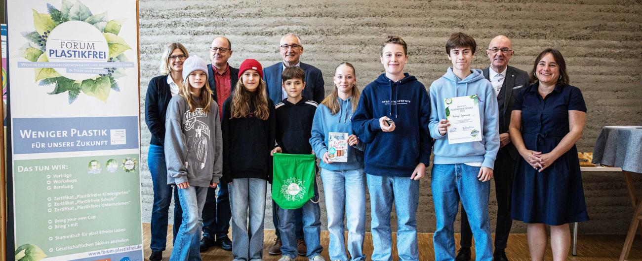 Das Team des Peutinger Gymnasiums nimmt die Auszeichnung "Plastikfreie Schule" in Empfang. Foto: Chiara Lang