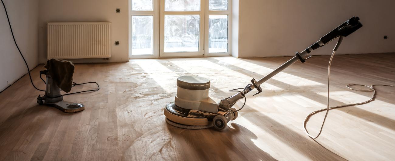Maschinen zum Bodenabschleifen gibt es beim Geräteverleih.