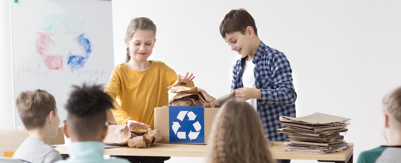 Bildung für nachhaltige Entwicklung: Kinder lernen Recyling. 