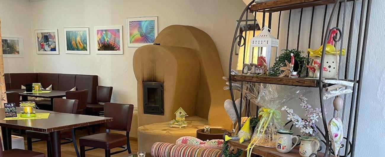 Er gemütliche Innenraum des Genuss Cafés