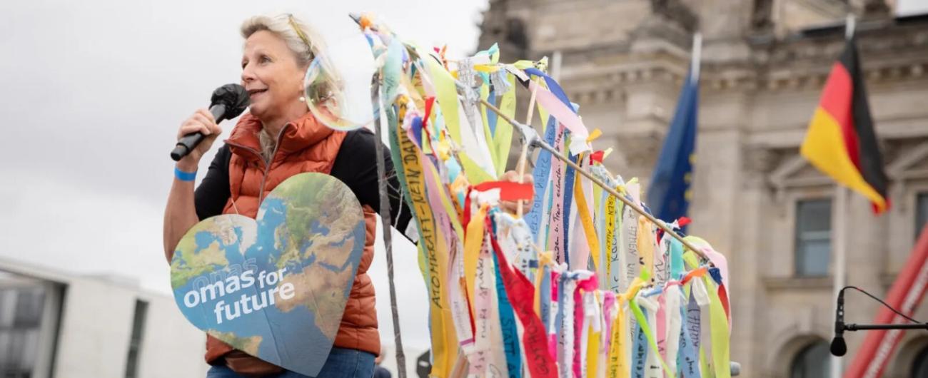 Cordula Weiman, O4F in Berlin mit Wunschbändern. Foto Björn Obmann.