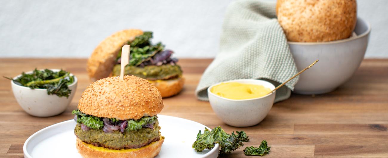 Grünkohl-Burger mit karamellisierten Zwiebeln, Bild von Oekokiste e.V.