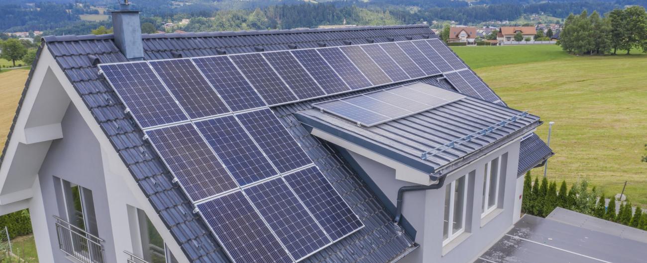 Haus mit Photovoltaik-Anlage auf dem Dach. 