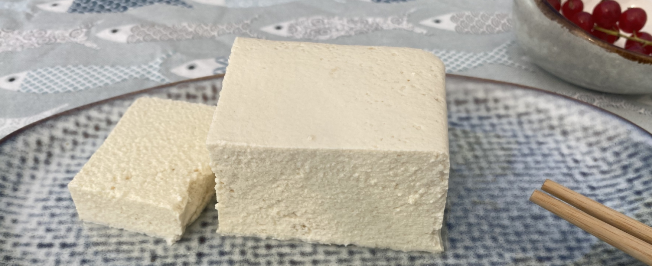 Zarter frisch hergestellter Naturtofu aus Augsburg von der Tofumeisterei.