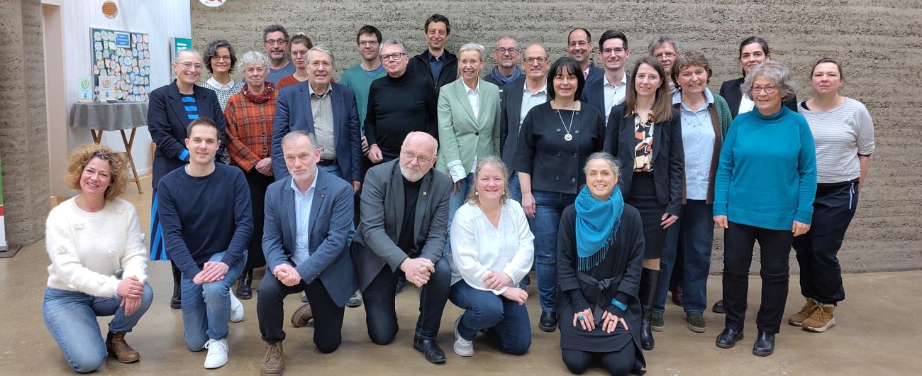 Die Mitglieder des Nachhaltigkeitsbeirats Berufungsperiode 2025 bis 2027. Vorsitzende: Anne Schuester (vordere Reihe, erste v. r.) und Dr. Simon Meissner (hintere Reihe, fünfter v. r.)