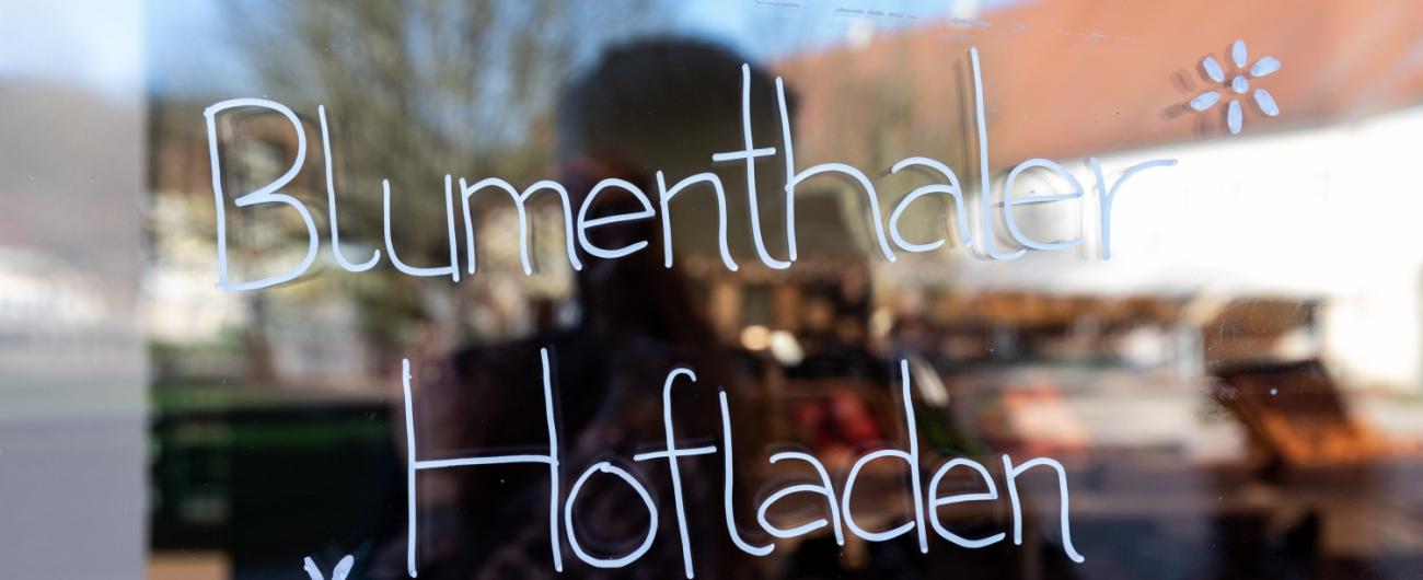 Eingangstür zum Hofladen in Blumenthal.