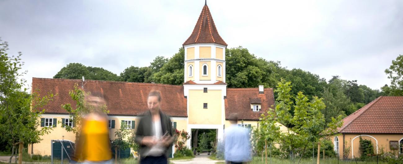 Der Eingang der alternativen Lebensgemeinschaft Schloss Blumenthal bei Aichach.