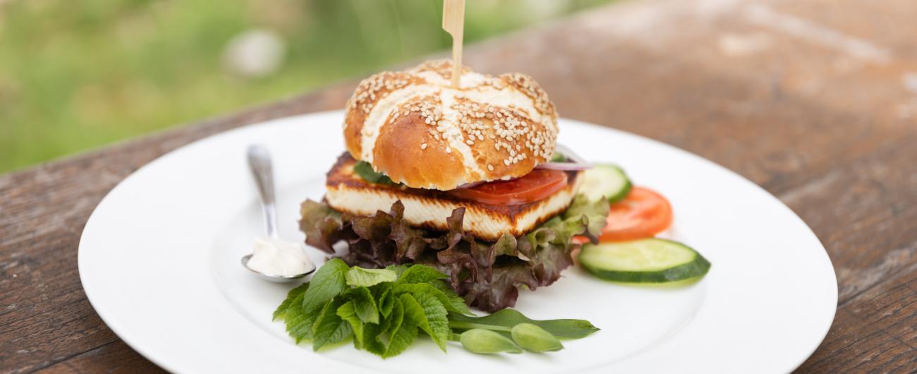 Grillkäse-Burger von heimischen Ziegen im Gasthaus Blumenthal
