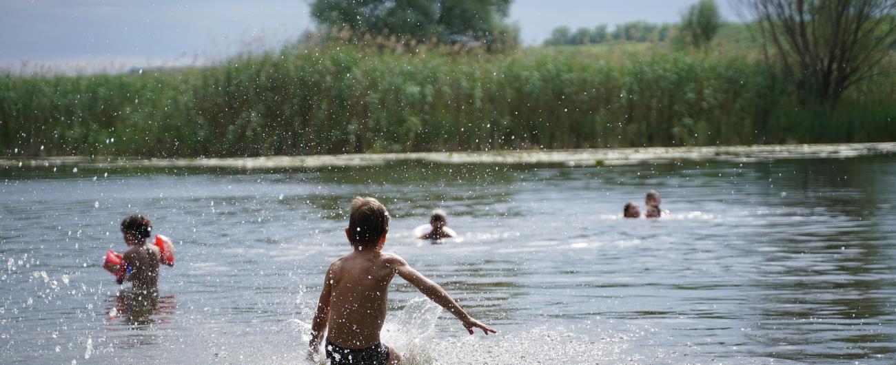 Kinder baden im See