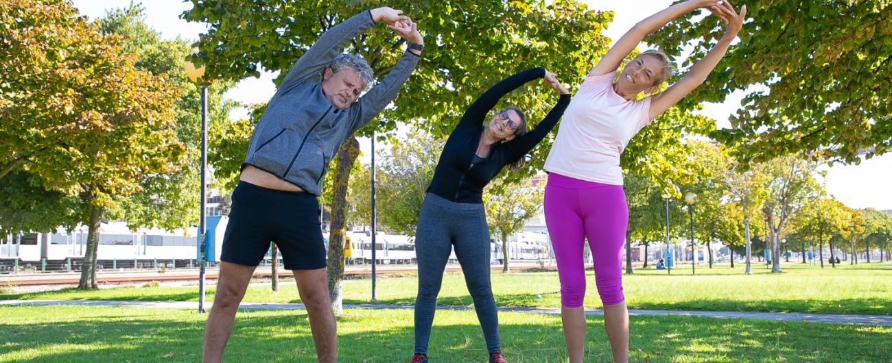 Menschen beim Sport machen im Park.