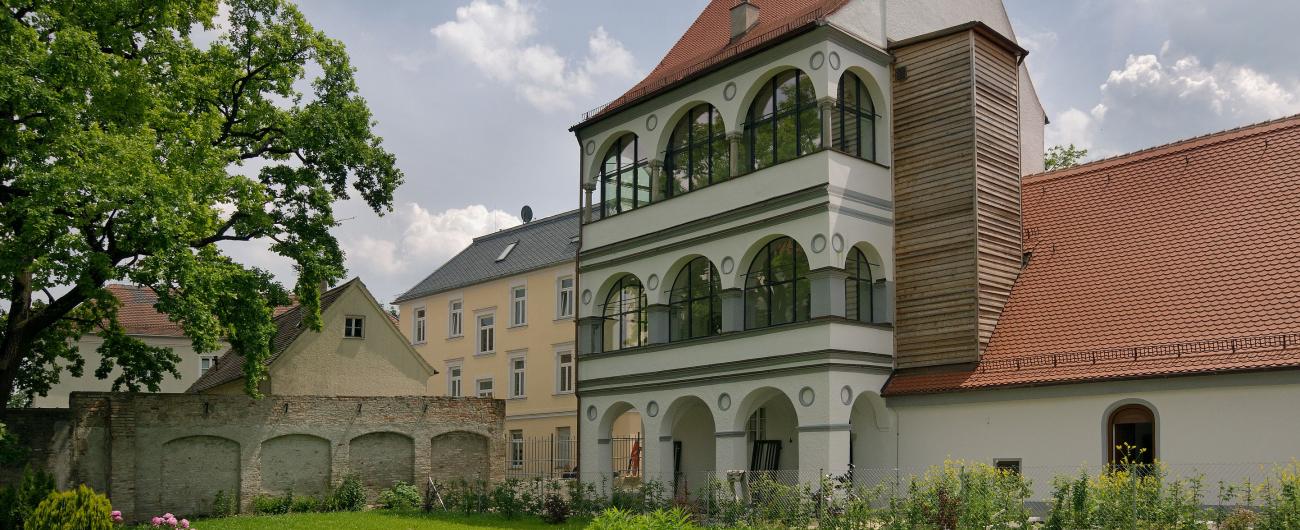 Das Bild zeigt die Rosen im Garten vor dem Fugger und Welser Erlebnismuseum. Bild Regio Augsburg Tourismus GmbH
