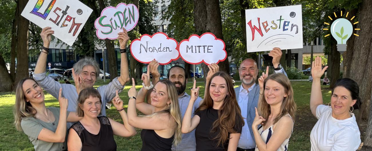 Hintere Reihe (v. l.): Thomas Schaffner (SIA gGmbH), Dominik Rankl (Stadtjugendring Augsburg) und Sozialreferent Martin Schenkelberg (Stadt Augsburg). Vordere Reihe (v. l.): Die Jugendbeteiligungsmanagerinnen Giulia Merk (Osten), Alexandra Königer (Mitte), Lisa-Marie Lemcke (Süden), Iana Dereabin (Norden) und Silvia Neidig (Westen) mit Koordinatorin Anna-Katharina Helwig (Amt für Kinder, Jugend und Familie) Bild: Julia Paul-Menacher, Stadt Augsburg