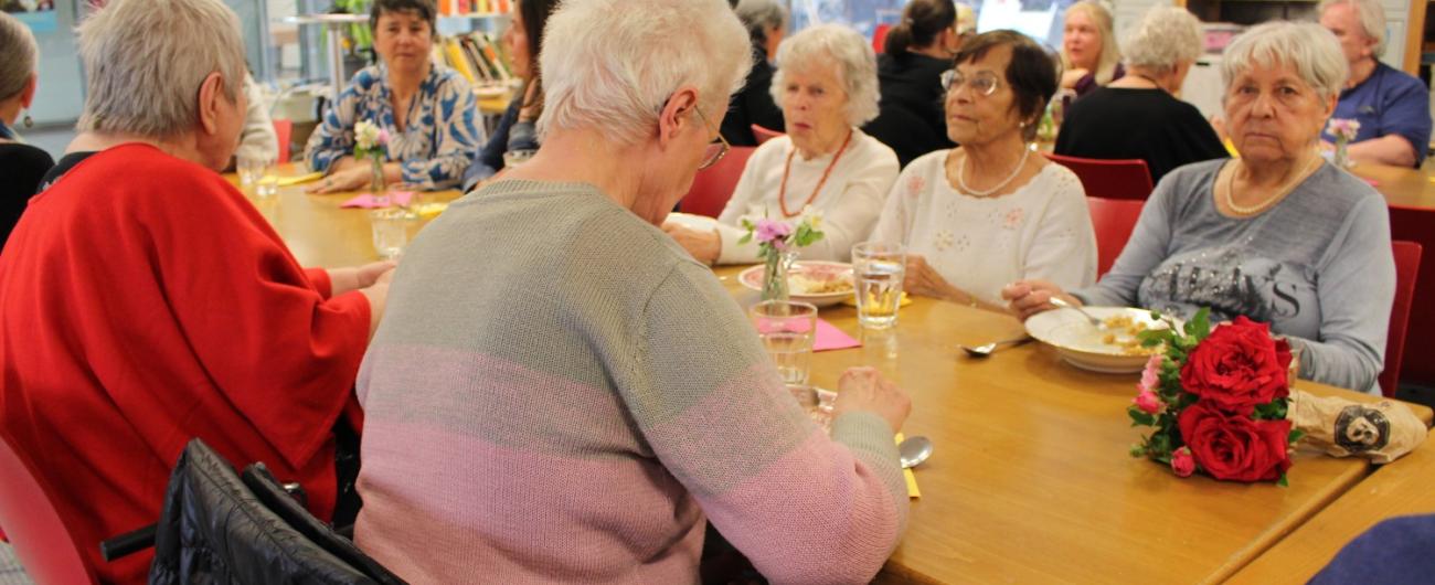 Seniorinnen essen im Wohnzimmer im Schwabencenter das aus der KUKA Betriebskantine gerettete Essen.