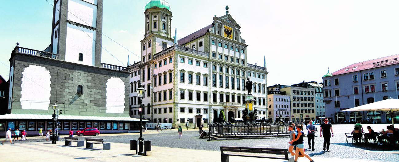 Der Augsburger Rathausplatz im Sommer