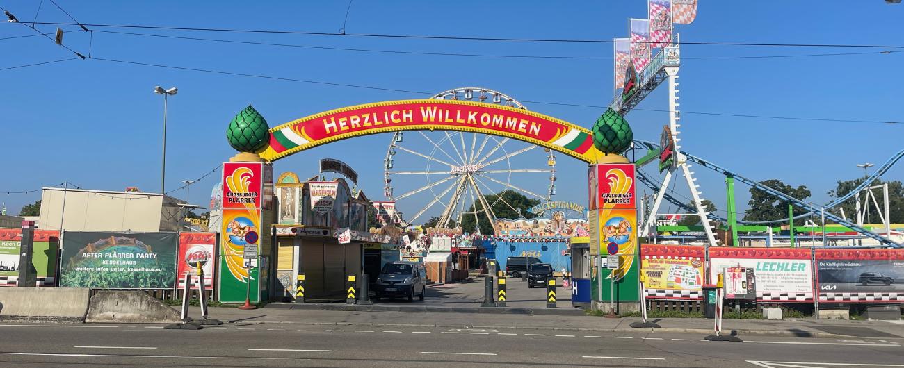 Der Eingang zum Augsburger Plärrer - dem größten Schwäbischen Volksfest.