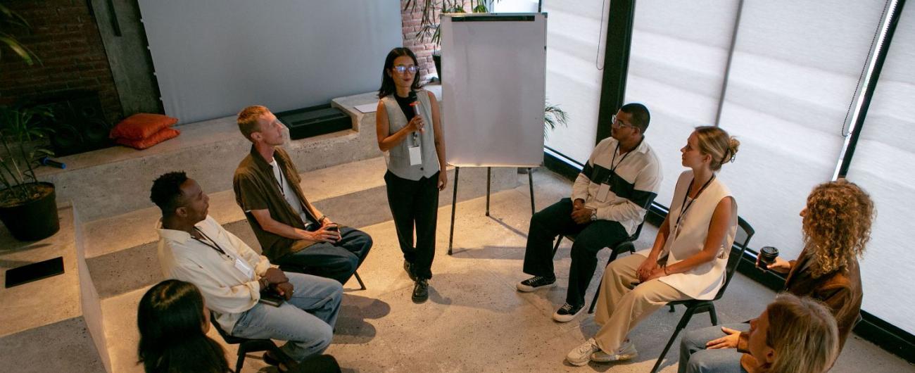 Menschen in einem Workshop als Ankündigung für den Kurs "Deep Democracy" mit Maria Wiprich.