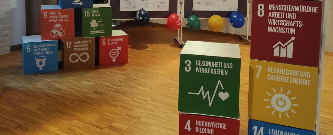 Würfel mit den Social Develepment Goals der Vereinten Nationen beim Nachhaltigkeitstag in Aichach