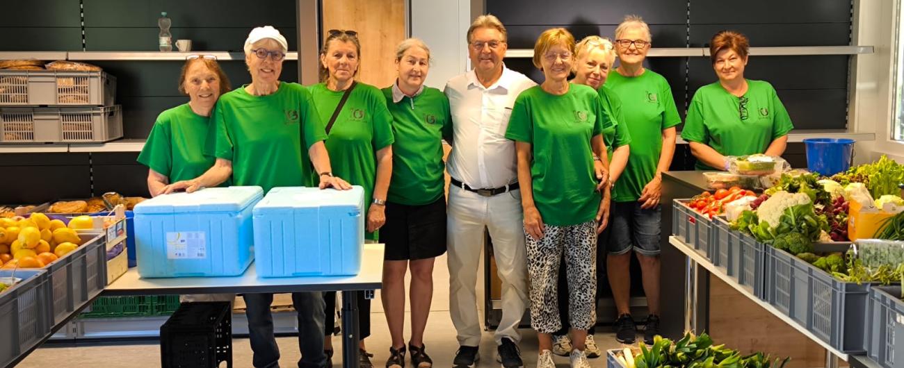 Reinhold Dempf, Zweiter Bürgermeister, mit Heferinnen und Helfern der Lebensmittelausgabestellte Gersthofer Tisch bei der Eröffnung. 