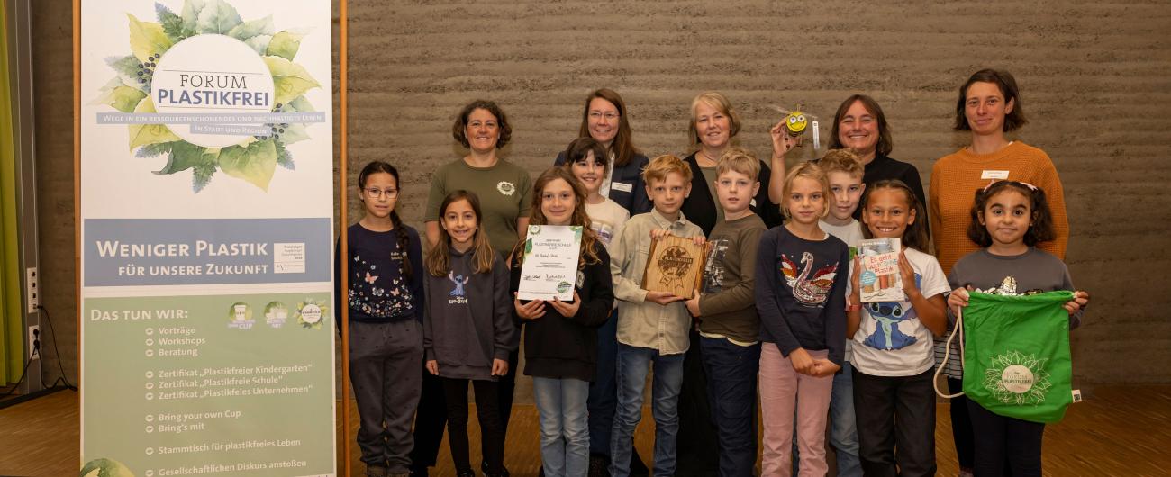 Kinder und Betreuende der GS Bischoff Ulrich bei der Überreichung des Zertifikats Plastikfrei.