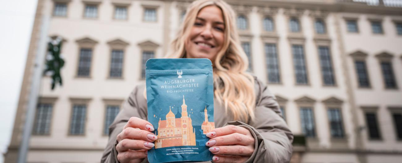 Nanparkal Tee mit dem Design von Lebelei vor dem Augsburger Rathaus