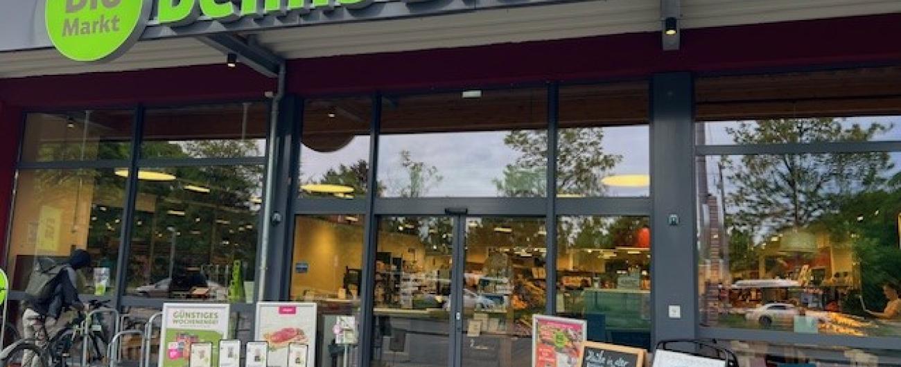 Eingang Denns BiosMarkt in der Friedberger Straße in Augsburg