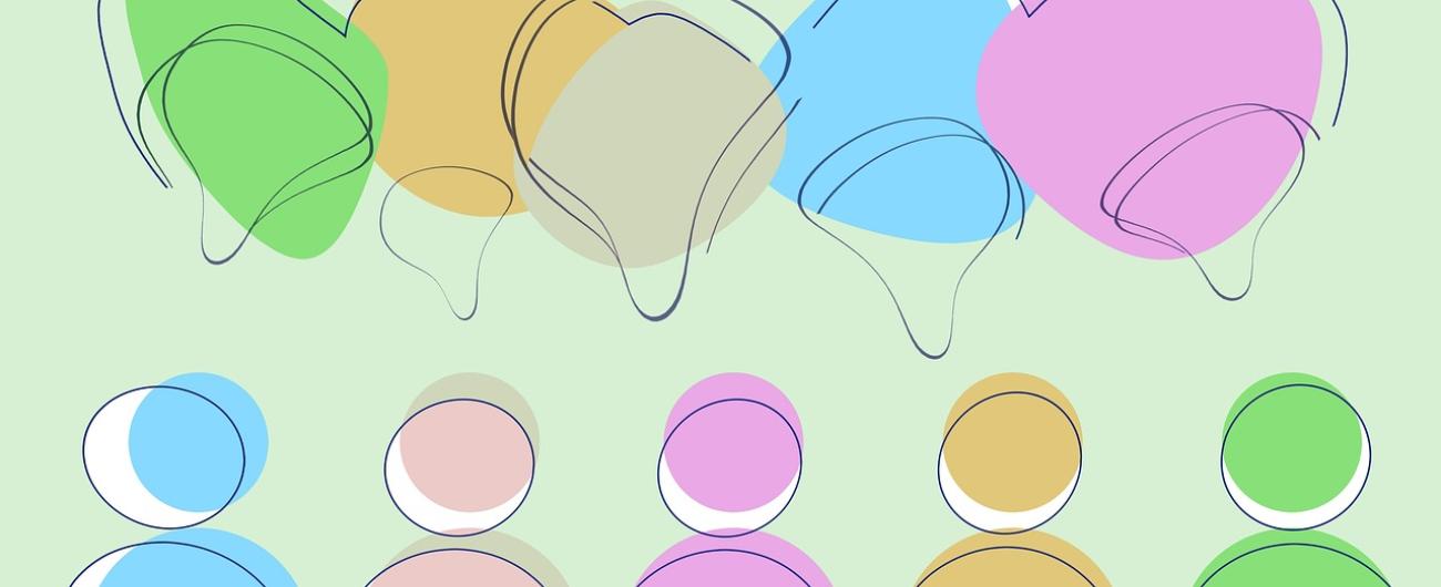 Karikatur von fünf verschieden farbigen Männchen. Kreisförmiger Kopf und Oberkörper sind abgebildet, über den Köpfen sind fünf Sprechblasen. Der Hintergrund ist hellgrün.