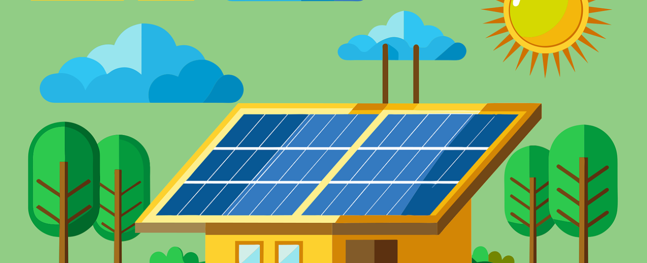 Bild von einem Haus mit einer Photovoltaikanlage. Umgeben von Wolken, Sonne und Bäumen