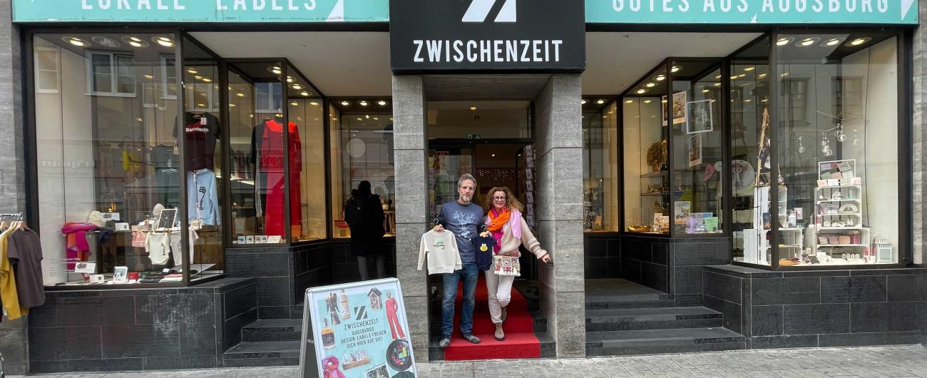 Zwei Anbieter der Augsburger Zwischenzeit vor dem Laden.