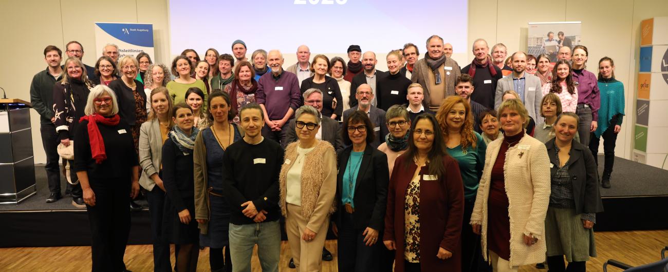 Foto von allen Teilnehmer/innen des Augsburger Zukunftspreises 2025.