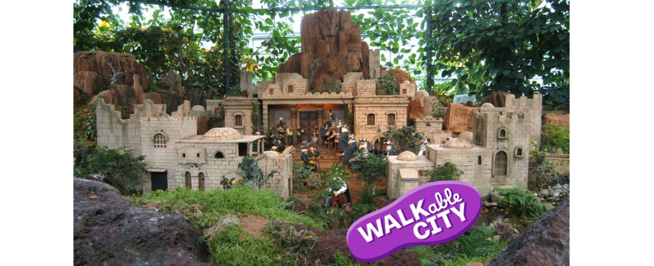 Foto von der orientalischen Rundkrippe aus natürlichen Materialien im Botanischen Garten Augsburg.