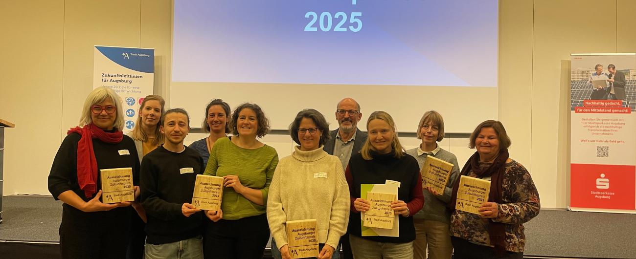 Foto aller Preisträger*innen des Augsburger Zukunftspreises 2025 mit Umweltreferent Reiner Erben.