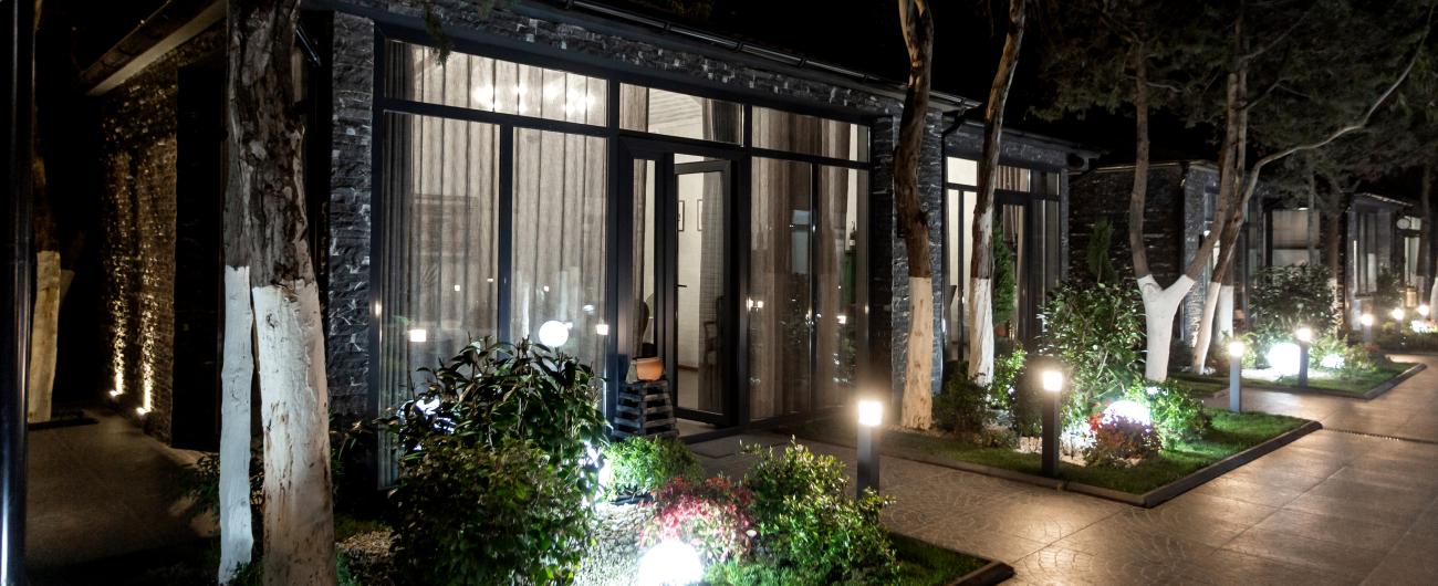 Außenansicht eines beleuchteten Hauses, Lichtverschmutzung, Bild von KamranAydinov auf freepik