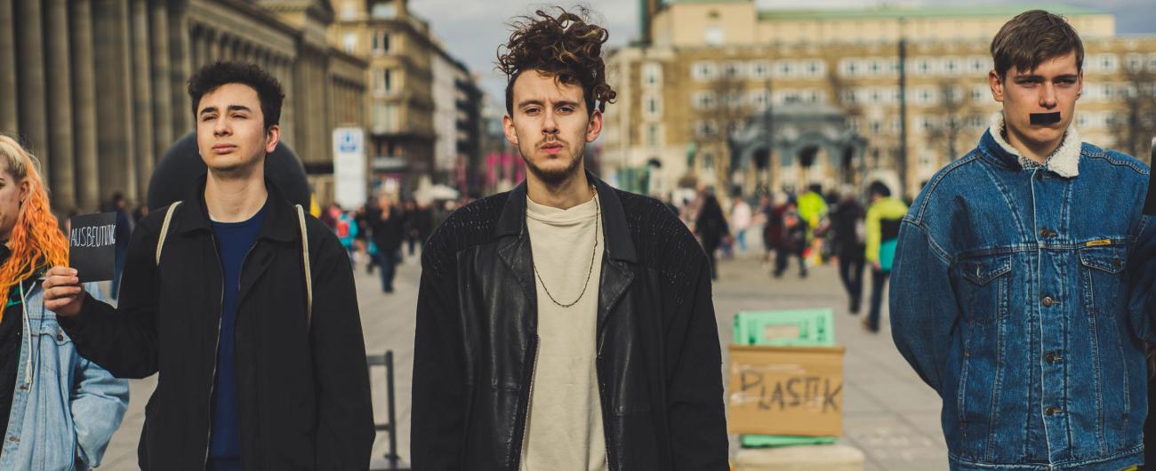 Jugendliche, die gegen die Ausbeutung der Welt und protestieren.