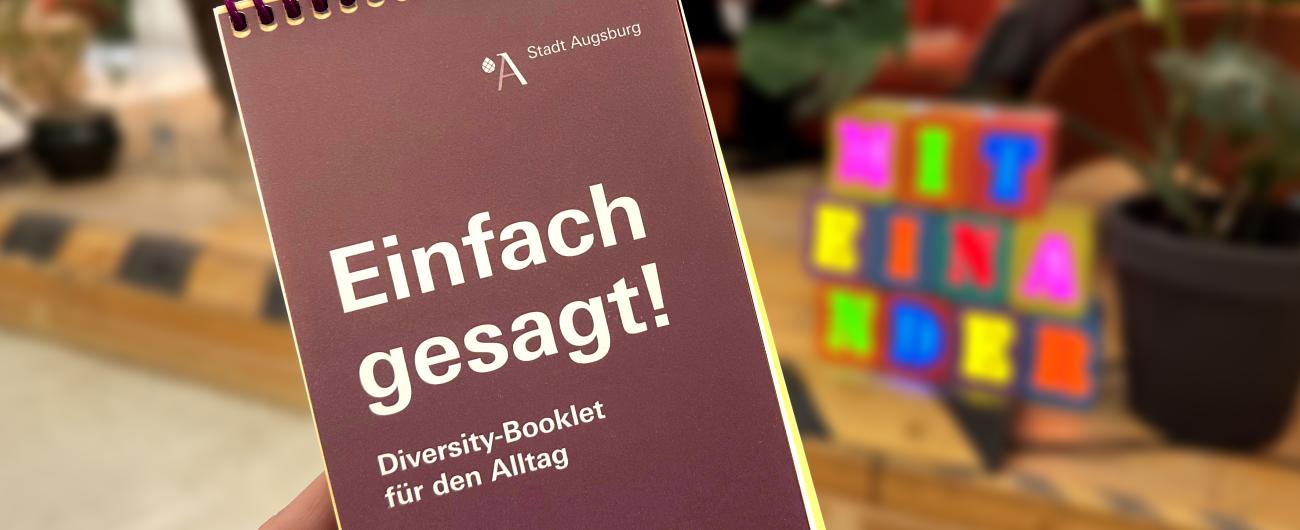 Das Bild zeit das Cover des Tischaufstellers „Einfach gesagt! – Diversity-Booklet für den Alltag“. Foto Anastasia Brant Stadt Augsburg