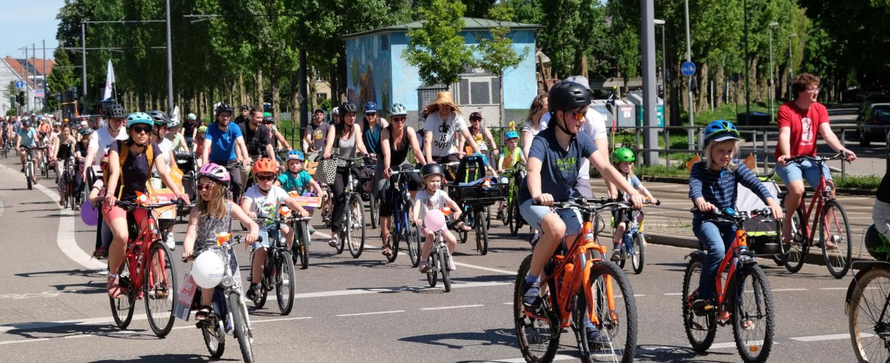 Radfahrer auf einer Augsburger Straße bei der Fahrraddemo der Kidical Mass.