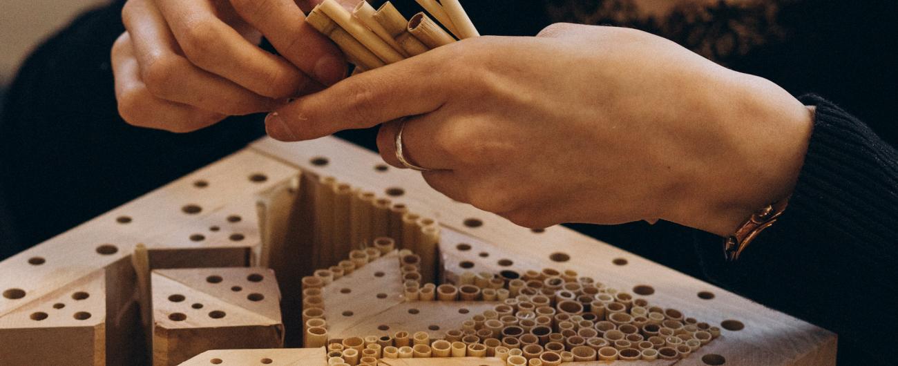 Ein Wildbienenhaus wird in Handarbeit hergestellt.