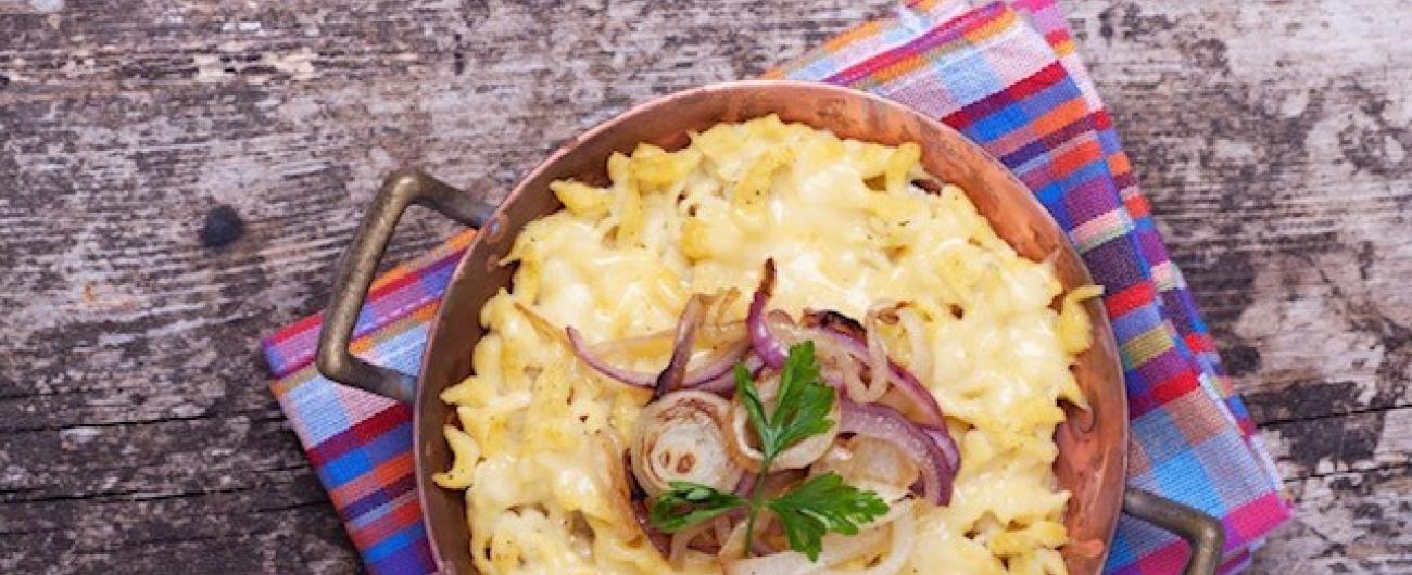 Bild von einem Teller voller Spätzle auf einem Tisch.