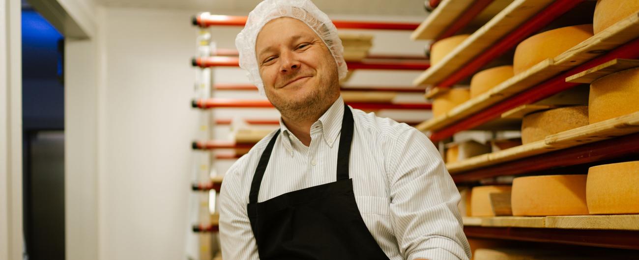 Kai Dieitrich vom Augsburger Genusskistle setzt bei den Käselaibern auf besondere Veredeldung und Qualität.