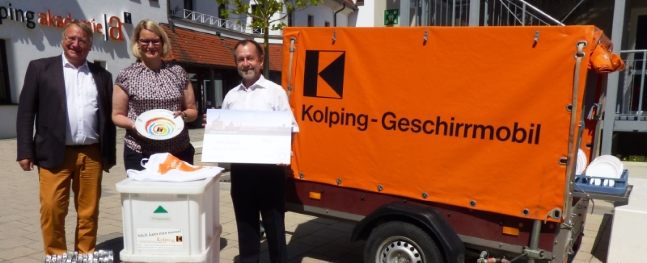 Menschen vor dem Anhänger des Geschirrmobils der Kolpingsfamlie Gersthofen.