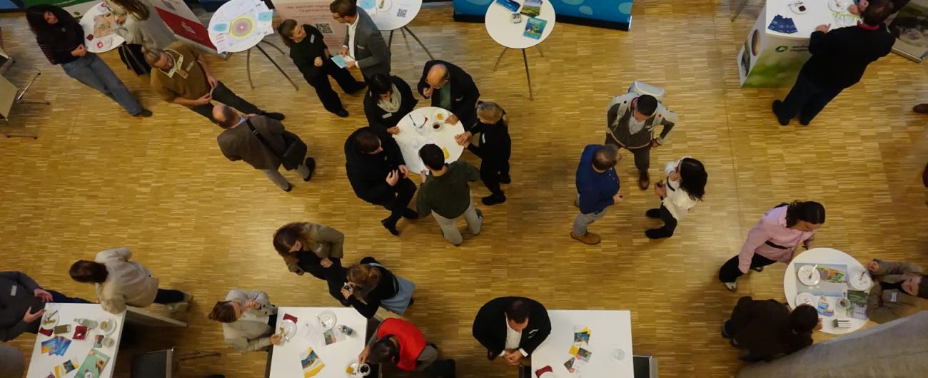 Besucher schlendern über die Stände des Nachhaltigkeitstages 2025.