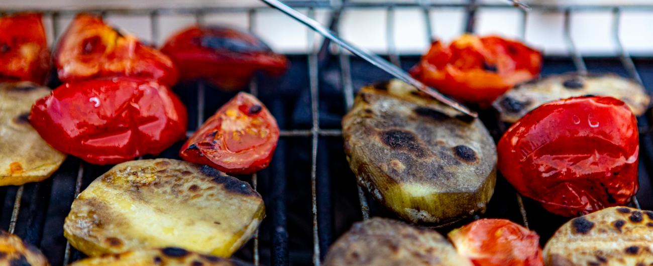 Gemüse grillt auf einem Grill