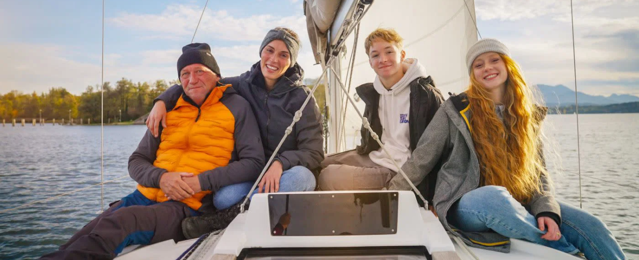 Die Besetzung des Films "Mit Rückenwind gegen CO2" an Bord eines Segelbootes.
