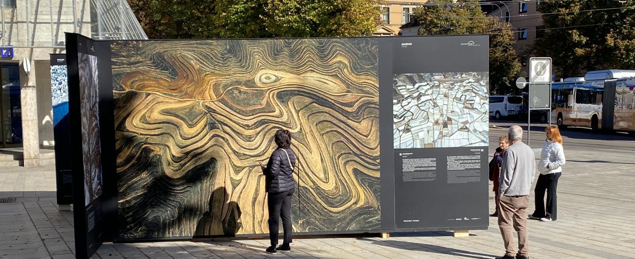 Ausstellung Terra Extract mit Betrachter*innen