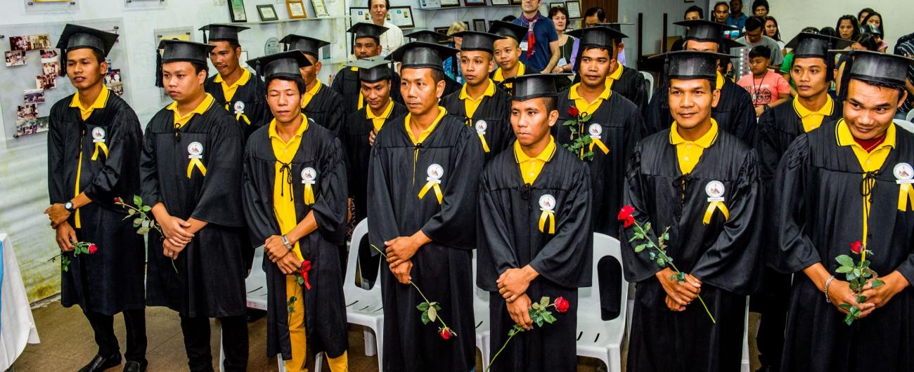 „Men at work“: 40 junge Männer bekommen ihr staatliches Diplom im Rahmen einer feierlichen Verleihung. Foto: Eva Bahner/Oikocredit