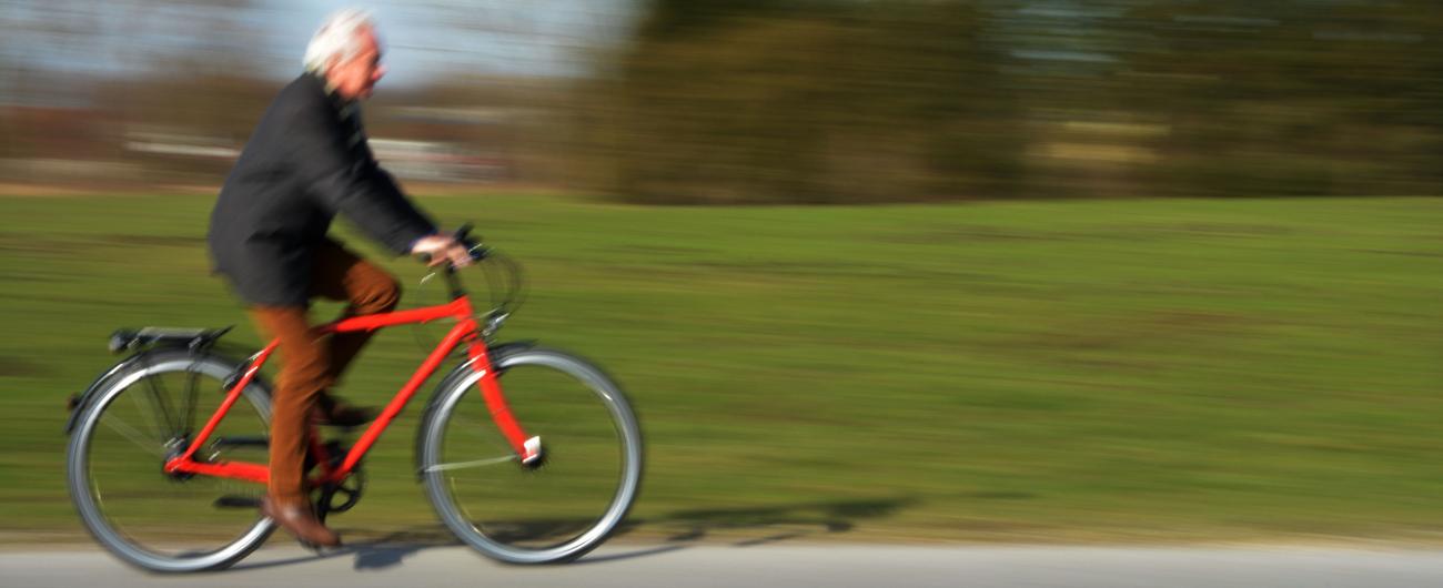 Albert Schmid aus Schwabmünchen auf seinem Fahrrad, Er lebt ohne Auto - und zwar sehr gut. Foto: Cynthia Matuszewski
