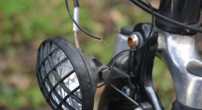 Fahrrad-Check - defekte Lichtleitung. Foto Cynthia Matuszewski